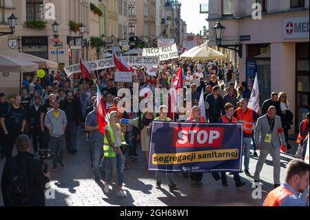 Torun, Polen, Polen. September 2021. Während eines Anti-vax-Protestes am 5. September 2021 in Torun, Polen, marschieren Menschen mit polnischen Fahnen durch die Altstadt. Einige hundert Personen nahmen an einer Kundgebung Teil, die von der Partei der rechtsextremen Konföderation (Konfederacja) gegen obligatorische Impfstoffe, die Einführung des grünen COVID-19-Zertifikats, bekannt als Green Pass, und die Beschränkungen, die eingeführt wurden, um die Ausbreitung des SARS-CoV-2 Coronavirus einzudämmen. (Bild: © Aleksander Kalka/ZUMA Press Wire) Stockfoto