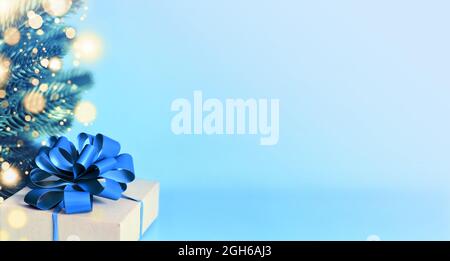 Weihnachten Hintergrund. Geschenkbox, Kiefernzweige und weihnachtsbeleuchtung. Stockfoto