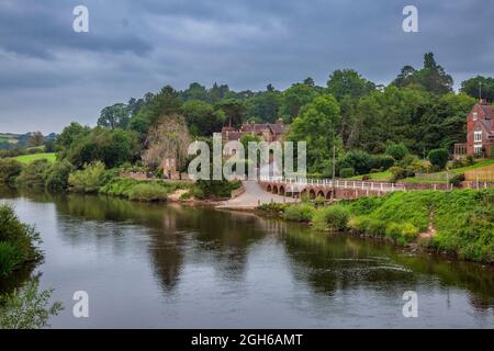 Die alte Fußgängerfähre landet in Upper Arley am Ufer des Flusses Severn, Worcestershire, England Stockfoto