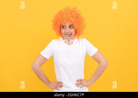 Verträumte freaky Frau in lockigen Clown Perücke Stellen Sie sich etwas vor, Phantasie Stockfoto