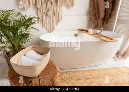 Ein Schuss Badezimmer mit großer weißer Badewanne und rustikalem Dekor Stockfoto
