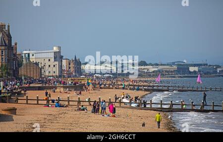 Portobello, Edinburgh, Schottland, UK Wetter. September 2021. Sonniger und warmer Nachmittag um 20 Uhr degrres centigtade am Meer.Bild: Ein geschäftiges Abendrot am Sandstrand mit Blick von Osten nach Westen. Stockfoto