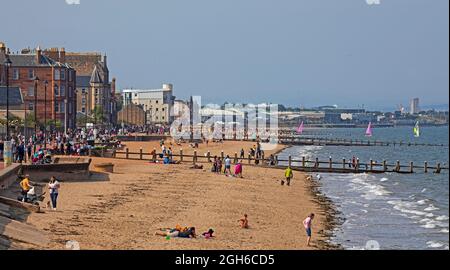 Portobello, Edinburgh, Schottland, UK Wetter. September 2021. Sonniger und warmer Nachmittag um 20 Uhr degrres centigtade am Meer.Bild: Ein geschäftiges Abendrot am Sandstrand mit Blick von Osten nach Westen. Stockfoto