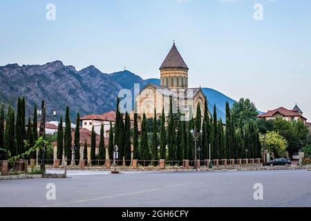 Diese ikonische 11 Jahrhundert östlich orthodoxen Svetizchoveli Kathedrale in Mzcheta Georgien bei Sonnenaufgang Stockfoto