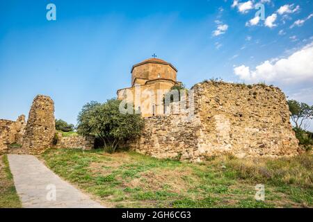 Jvari Clifftop orthodoxen Kloster mit Basreliefs Schnitzereien an der Fassade in Mzcheta Georgien an sonnigen Sommertag Stockfoto