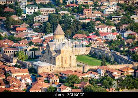 Schöne Aussicht auf die Straßen von Mzcheta Dorf in Georgien mit Svetizchoveli Kathedrale Festung in der Mitte Stockfoto