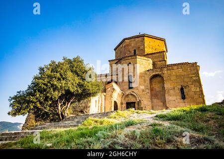 Jvari Clifftop orthodoxen Kloster mit Basreliefs Schnitzereien an der Fassade in Mzcheta Georgien an sonnigen Sommertag Stockfoto