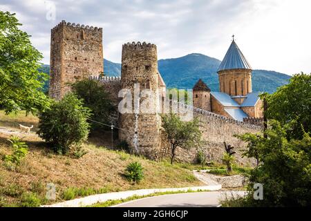 Blick auf den Festungskomplex Ananuri am Fluss Aragvi in Georgien. Das Schloss war Schauplatz zahlreicher Schlachten Stockfoto
