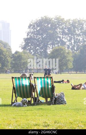 London, Großbritannien, 5. September 2021. Die Temperaturen stiegen im Hyde Park zu Beginn einer Hochsommer-Hitzewelle Anfang September. Die Menschen und ihre Hunde strömten in die Parks, um die warme Sonne zu genießen. Monica Wells/Alamy Live News Stockfoto