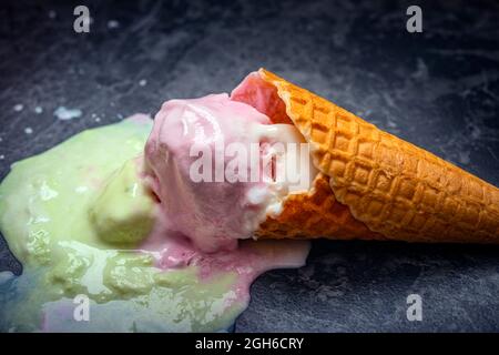 Geschmolzenes Eis liegt auf dem Boden Stockfoto
