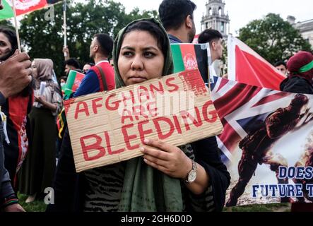 Anti-Taliban-Afghanen marschierten durch London, verraten durch den Abzug der USA und des Vereinigten Königreichs aus Afghanistan. Ende des Stellvertreterkrieges, Ende der Morde und Sanktion Pakistans. 28.08.2021 Stockfoto