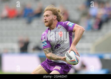 Newcastle, Großbritannien. September 2021. Joe Keyes (24) von Hull KR läuft mit dem Ball in Newcastle, Großbritannien am 9/5/2021. (Foto von Simon Whitehead/News Images/Sipa USA) Quelle: SIPA USA/Alamy Live News Stockfoto