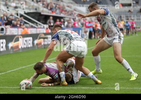 Ben Crooks von Hull KR versucht es beim Spiel der Betfred Super League im St James' Park, Newcastle. Bilddatum: Sonntag, 5. September 2021. Stockfoto