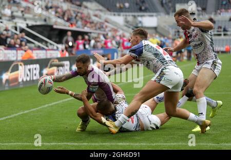 Ben Crooks von Hull KR versucht es beim Spiel der Betfred Super League im St James' Park, Newcastle. Bilddatum: Sonntag, 5. September 2021. Stockfoto