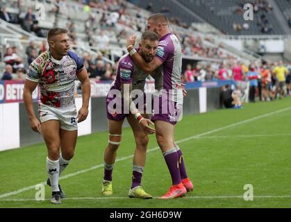 Ben Crooks von Hull KR (Mitte) feiert einen Versuch während des Matches der Betfred Super League im St James' Park, Newcastle. Bilddatum: Sonntag, 5. September 2021. Stockfoto