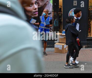 London (UK), 28. August 2021: Ein NHS-Mitarbeiter gibt in der Carnaby Street in London frre Rapid covid Testkits an die Öffentlichkeit. Stockfoto