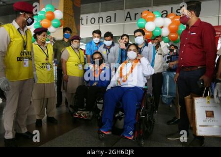 Neu-Delhi, Indien. September 2021. NEU-DELHI, INDIEN - 5. SEPTEMBER: Indische Athleten, die von den Paralympics in Tokio zurückkehrten, treffen am 5. September 2021 in Neu-Delhi, Indien, am Flughafen Terminal 3 ein. (Foto: Sanchit Khanna/Hindustan Times/Sipa USA) Quelle: SIPA USA/Alamy Live News Stockfoto