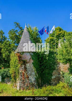 Alter runder Steinturm in den Gärten der Mairie / Rathaus von Eguzon-Chantome, Indre (36), Frankreich. Stockfoto