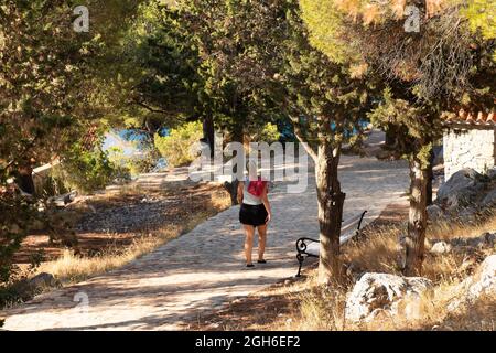 Tribunj, Kroatien - 6. August 2021: Promenade mit Pinien auf dem Hügel von St. Nikolaus mit Fußgängerweg Stockfoto