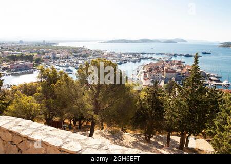 Tribunj, Kroatien - 6. August 2021: Aussichtspunkt vom Hügel St. Nicolas über der Altstadt von Tribunj, am Meer mit dem Yachthafen, und in der Region von Stockfoto