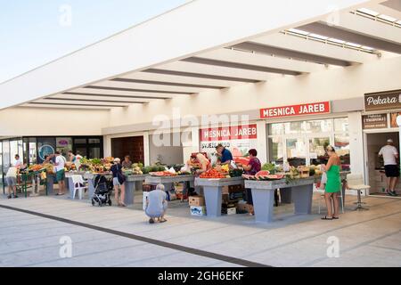 Tribunj, Kroatien - 6. August 2021: Menschen kaufen und verkaufen Obst und Gemüse auf dem grünen Markt in Tribunj Kroatien Stockfoto