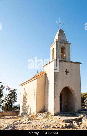 Tribunj, Kroatien - 6. August 2021: Kirche des Hl. Nikolaus aus dem 15. Jahrhundert, auf dem alten Friedhof auf einem Hügel mit dem gleichen Namen Stockfoto