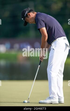 Atlanta, Georgia, USA. September 2021. Kevin Na legt das 15. Grün während der dritten Runde der Tour Championship 2021 im East Lake Golf Club. (Bild: © Debby Wong/ZUMA Press Wire) Stockfoto