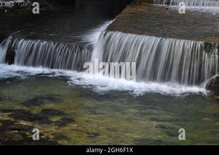 Kleiner Wasserfall im Quellwald. Kleiner Wasserfall im Wald. Stockfoto
