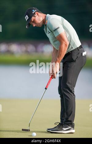 Atlanta, Georgia, USA. September 2021. Viltor Hovland legt das 15. Grün während der dritten Runde der Tour Championship 2021 im East Lake Golf Club. (Bild: © Debby Wong/ZUMA Press Wire) Stockfoto