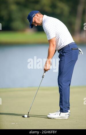 Atlanta, Georgia, USA. September 2021. Jordan Spieth schießt das 15. Grün während der dritten Runde der Tour Championship 2021 im East Lake Golf Club. (Bild: © Debby Wong/ZUMA Press Wire) Stockfoto