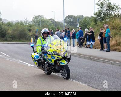 Police Motorräder, die während des Tour of Britain Cycle Race 2021 als rollende Straßensperre fungieren, als es durch Camborne in Cornwall ging. Stockfoto