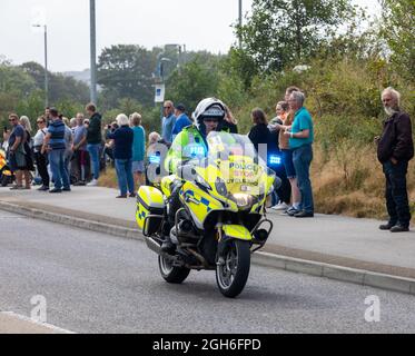 Police Motorräder, die während des Tour of Britain Cycle Race 2021 als rollende Straßensperre fungieren, als es durch Camborne in Cornwall ging. Stockfoto