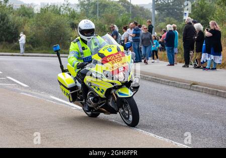 Police Motorräder, die während des Tour of Britain Cycle Race 2021 als rollende Straßensperre fungieren, als es durch Camborne in Cornwall ging. Stockfoto