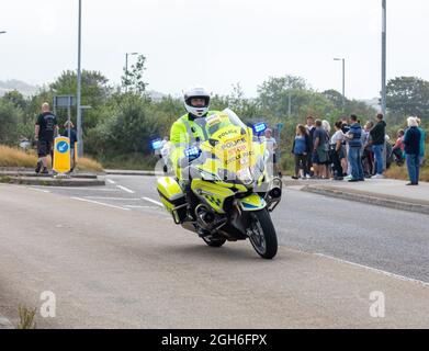 Police Motorräder, die während des Tour of Britain Cycle Race 2021 als rollende Straßensperre fungieren, als es durch Camborne in Cornwall ging. Stockfoto