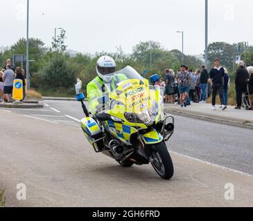 Police Motorräder, die während des Tour of Britain Cycle Race 2021 als rollende Straßensperre fungieren, als es durch Camborne in Cornwall ging. Stockfoto