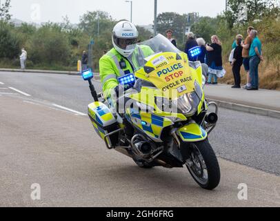 Police Motorräder, die während des Tour of Britain Cycle Race 2021 als rollende Straßensperre fungieren, als es durch Camborne in Cornwall ging. Stockfoto