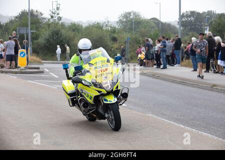 Police Motorräder, die während des Tour of Britain Cycle Race 2021 als rollende Straßensperre fungieren, als es durch Camborne in Cornwall ging. Stockfoto