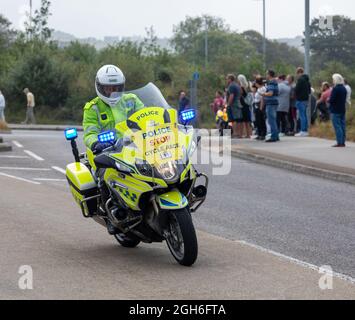 Police Motorräder, die während des Tour of Britain Cycle Race 2021 als rollende Straßensperre fungieren, als es durch Camborne in Cornwall ging. Stockfoto