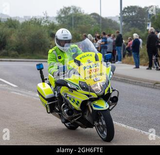 Police Motorräder, die während des Tour of Britain Cycle Race 2021 als rollende Straßensperre fungieren, als es durch Camborne in Cornwall ging. Stockfoto