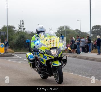 Police Motorräder, die während des Tour of Britain Cycle Race 2021 als rollende Straßensperre fungieren, als es durch Camborne in Cornwall ging. Stockfoto