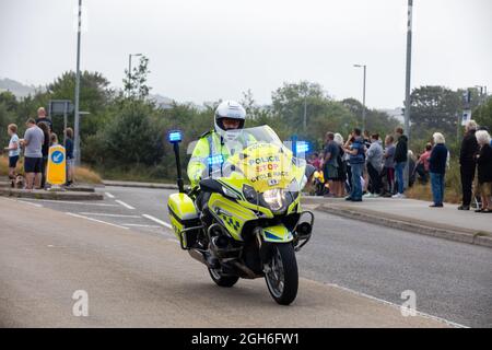 Police Motorräder, die während des Tour of Britain Cycle Race 2021 als rollende Straßensperre fungieren, als es durch Camborne in Cornwall ging. Stockfoto