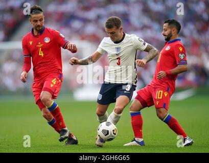 Der englische Kieran Trippier (Mitte) in Aktion mit Andorras Marc Rebes (links) und Ludovic Clemente während des FIFA-WM-Qualifikationsspiels 2022 im Wembley Stadium, London. Bilddatum: Sonntag, 5. September 2021. Stockfoto