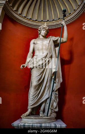Kolossale Statue des Antinoos als Dionysos-Osiris im Museo Pio-Clementino, Sala Rotunda im Vatikanischen Museum Stockfoto