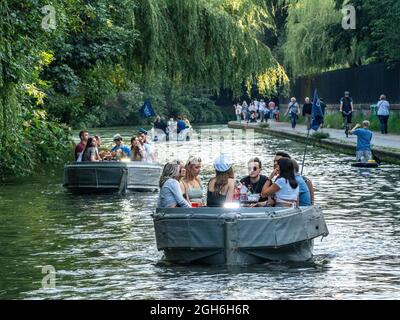 London, Großbritannien, 5. September 2021 - der Regent's Canal und der Treidelpfad im Norden Londons sind überfüllt, da die Londoner die Natur genießen, da sich das frühe Herbstwetter am Sonntag, dem 5. September 2021, zum Besseren wendet. Rob Taggart/Alamy Live News Stockfoto