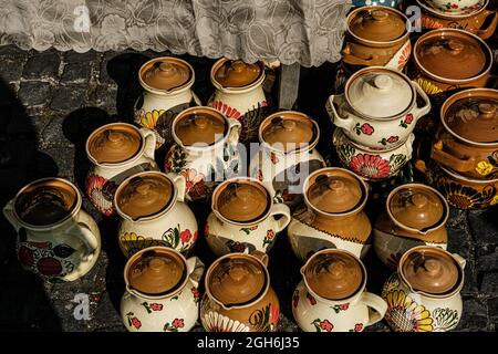 Sibiu City, Rumänien - 05. September 2021. Traditionelle rumänische handgemachte Keramik-Markt auf der Töpfermesse aus Sibiu, Rumänien Stockfoto