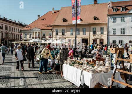 Sibiu City, Rumänien - 05. September 2021. Traditionelle rumänische handgemachte Keramik-Markt auf der Töpfermesse aus Sibiu, Rumänien Stockfoto