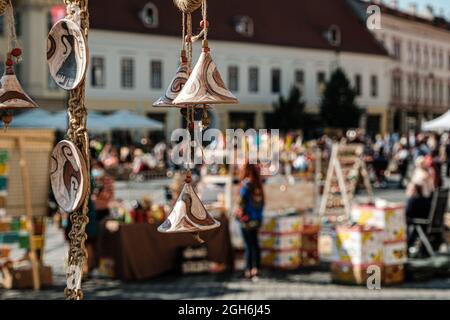 Sibiu City, Rumänien - 05. September 2021. Traditionelle rumänische handgemachte Keramik-Markt auf der Töpfermesse aus Sibiu, Rumänien Stockfoto