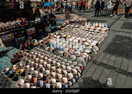 Sibiu City, Rumänien - 05. September 2021. Traditionelle rumänische handgemachte Keramik-Markt auf der Töpfermesse aus Sibiu, Rumänien Stockfoto