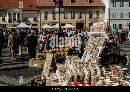 Sibiu City, Rumänien - 05. September 2021. Traditionelle rumänische handgemachte Keramik-Markt auf der Töpfermesse aus Sibiu, Rumänien Stockfoto