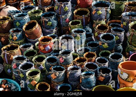 Sibiu City, Rumänien - 05. September 2021. Traditionelle rumänische handgemachte Keramik-Markt auf der Töpfermesse aus Sibiu, Rumänien Stockfoto